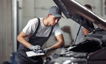 Mechanik instaluje chip tuning