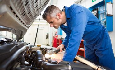 Mechanik naprawia zepsuty silnik