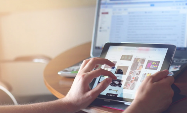 przeglądanie ofert na tablecie