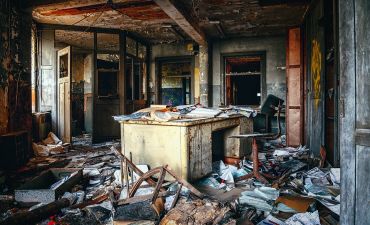 zdewastowany pokój
