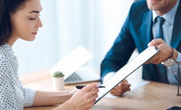 Kobieta podpisuje aneks do umowy OC