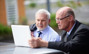 Kierowca sprawdza cenę OC po szkodzie