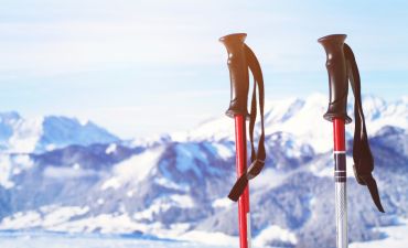 kijki narciarskie w śniegu na tle gór