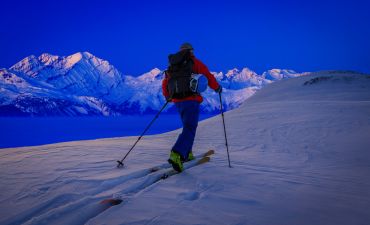 narciarz w górach na skiturach