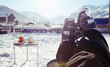 narciarza na stoku z górami w tle