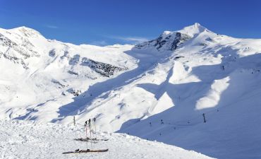 widok na Hinterux, w tle narty