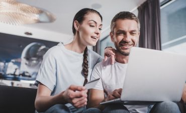 młoda para sprawdza informacje w internecie