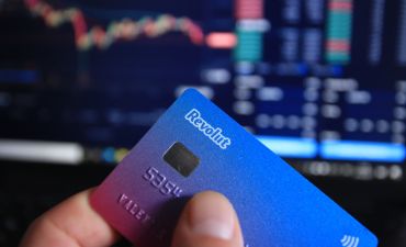 karta Revolut na tle miasta