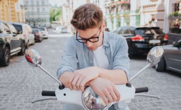 Mężczyzna na motocyklu smutny