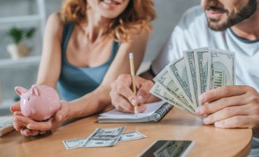 para - mężczyzna i kobieta - przeliczający pieniądze