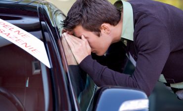 Mężczyzna oglądający samochód na sprzedaż