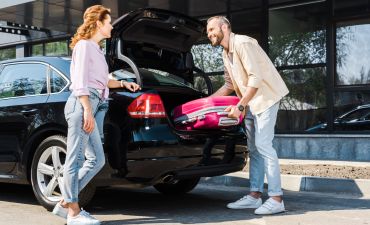 Para wynajmująca samochód za granicą