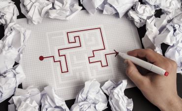 rysowanie labiryntu na kartce papieru