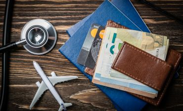 dokumenty na podróż leżące na stole