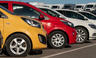 Samochody używane na parkingu