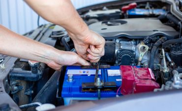 Jak podłączyć akumulator