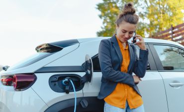 Kobieta obok samochodu elektrycznego