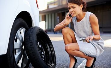 kobieta korzysta z polisy dodatkowej ASS