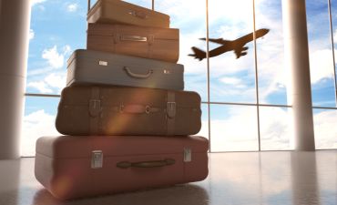 walizki na lotnisku, w tle samolot