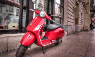 Zaparkowany na chodniku skuter