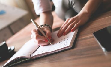 kobieta wypełnia dokumenty