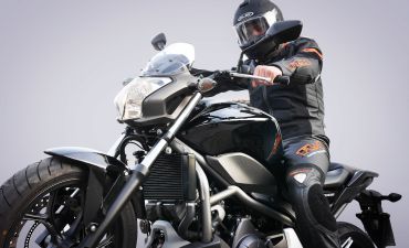 Mężczyzna jadący na motocyklu