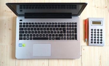 Laptop i kalkulator