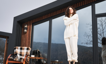 uśmiechnięta kobieta na tarasie