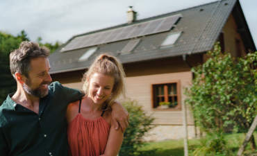 uśmiechnięta para ludzi przed domem