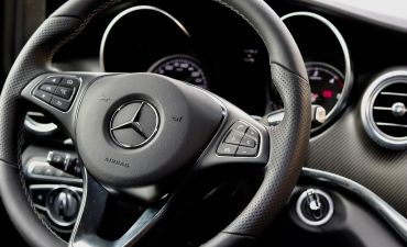 Kierownica nowoczesnego samochodu