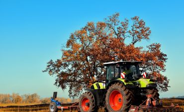 traktor na polu
