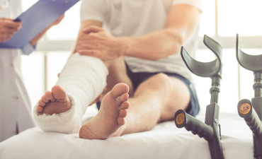 Mężczyzna z opatrunkiem