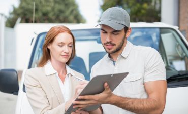 Kobieta kupuje samochód