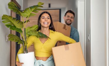 młodzi ludzie wprowadzają się do mieszkania