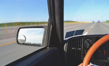 Nalepka kontrolna na szybie samochodowej