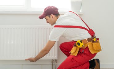monter sprawdza grzejnik