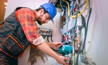 monter instaluje pompę ciepła w domu