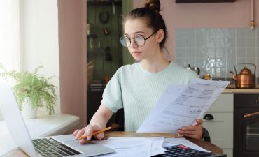 młoda kobieta sprawdza ceny oc bez zniżek