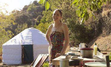 Kobieta na glampingu