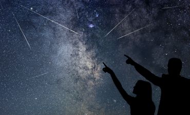widok na nocne niebo