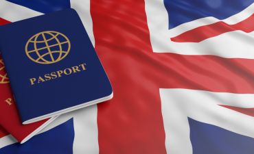 paszporty na tle flagi Wielkiej Brytanii