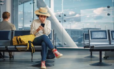 zaskoczona kobieta czekająca na lotnisku