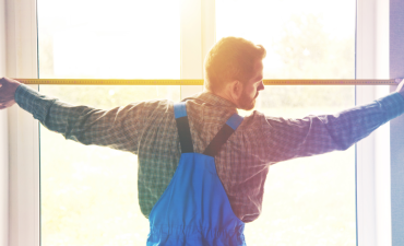 monter mierzy długość ściany