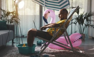 mężczyzna odpoczywający na wakacjach w domu