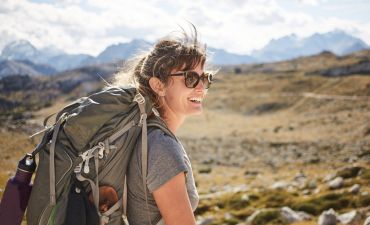 Kobieta na trekkingu z plecakiem.