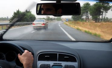kierowca jadący za innym samochodem