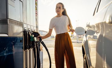 kobieta tankująca paliwo