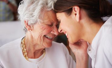 uśmiechnięta starsza kobieta przytula wnuczkę