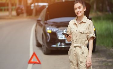 kobieta wzywająca pomoc drogową