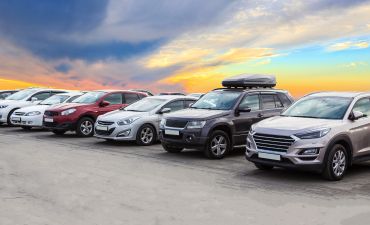 różne modele samochodów stojące obok siebie